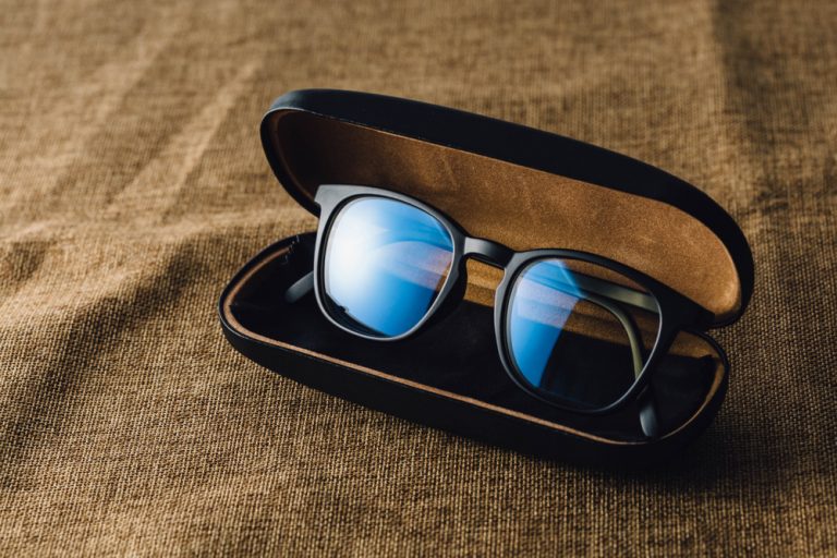Opticien Marseille : tout savoir sur les lunettes anti-lumière bleue