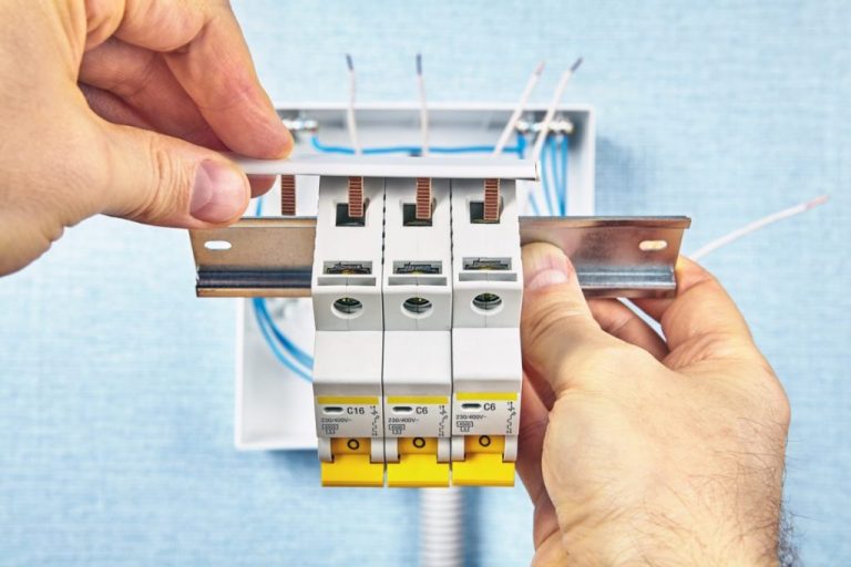 Disjoncteur qui bourdonne ? Suivez ces 3 étapes faciles