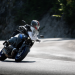 un homme sur une moto Routière