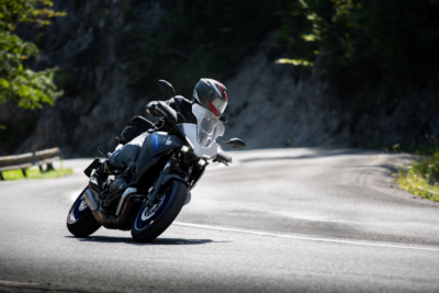 un homme sur une moto Routière